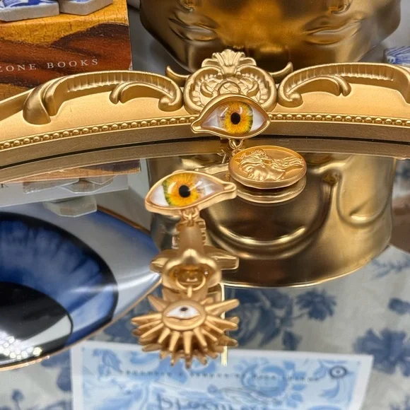 🆕 SCHIAPARELLI for V&A Museum 🧿 NWOT Surrealist Charm Earrings - Yellow Eye - Picture 6 of 17